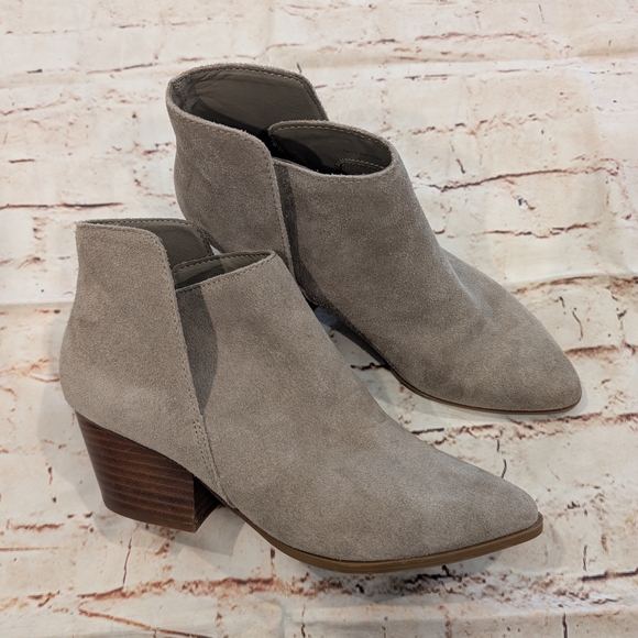 ๐ SALE ๐ NWOB Dolce Vita Daine Taupe Suede Ankle Boots - Picture 6 of 9